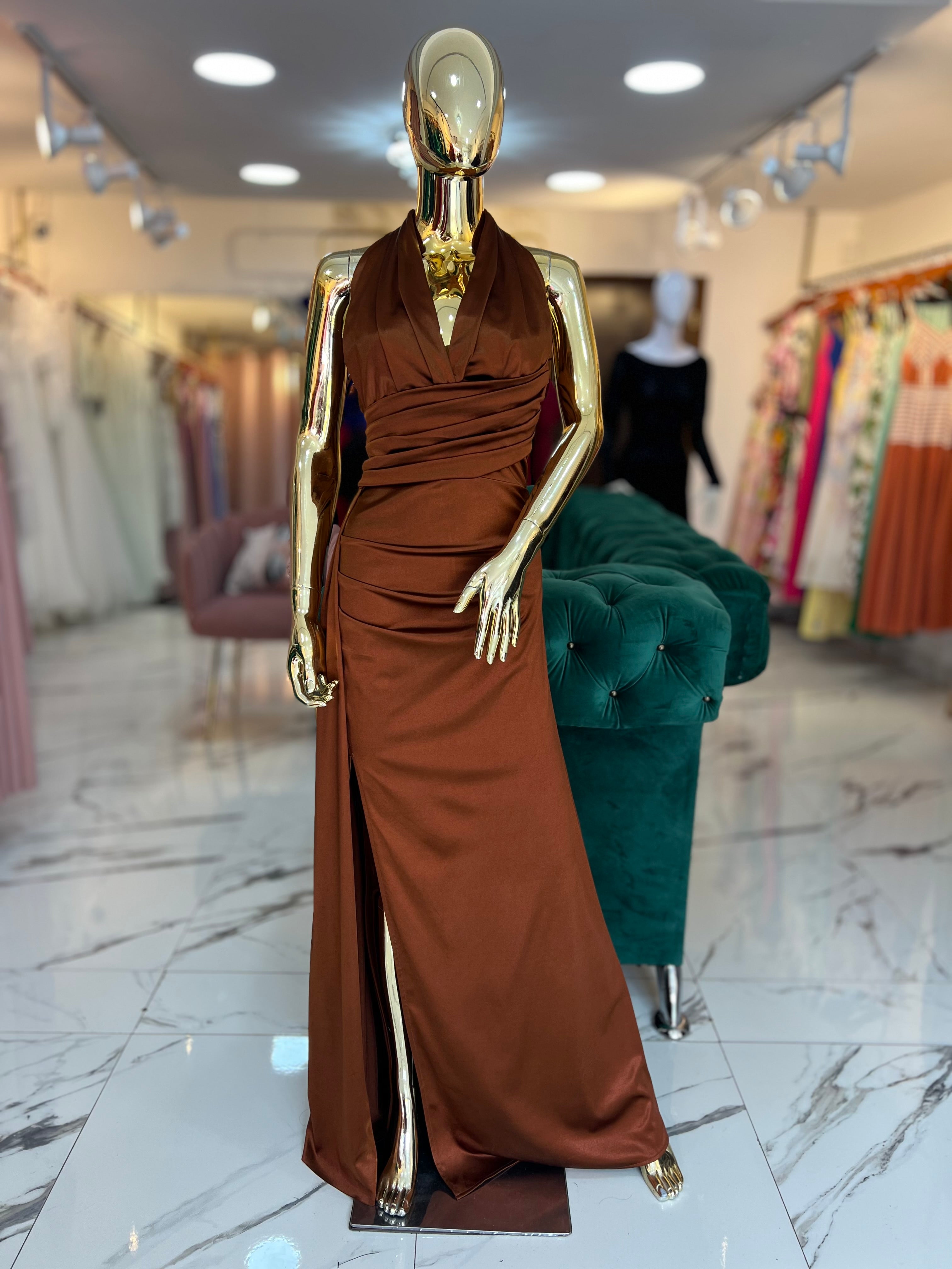 Vestido satinado Chevron al cuello