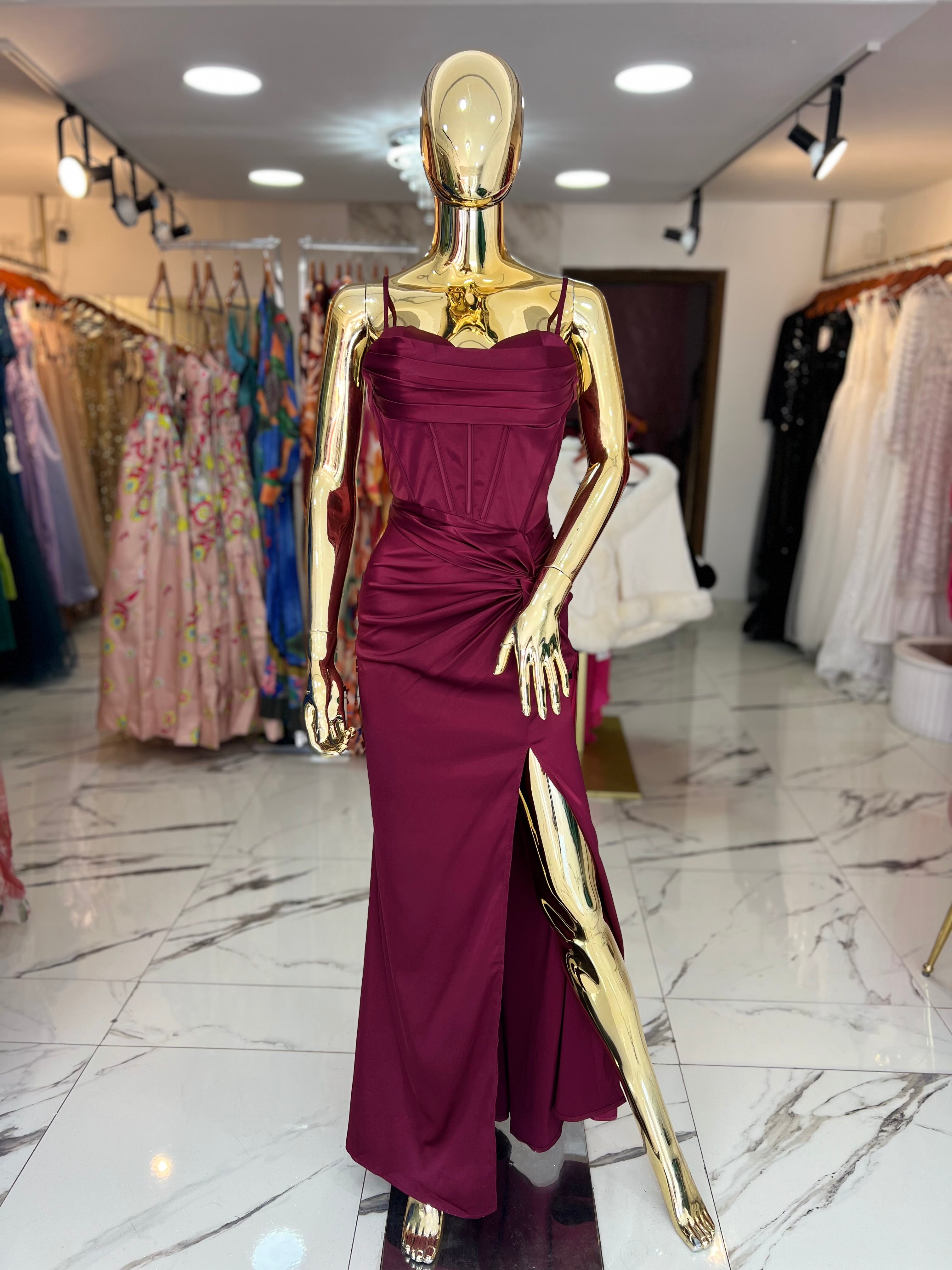Vestido vino drapeado corsé