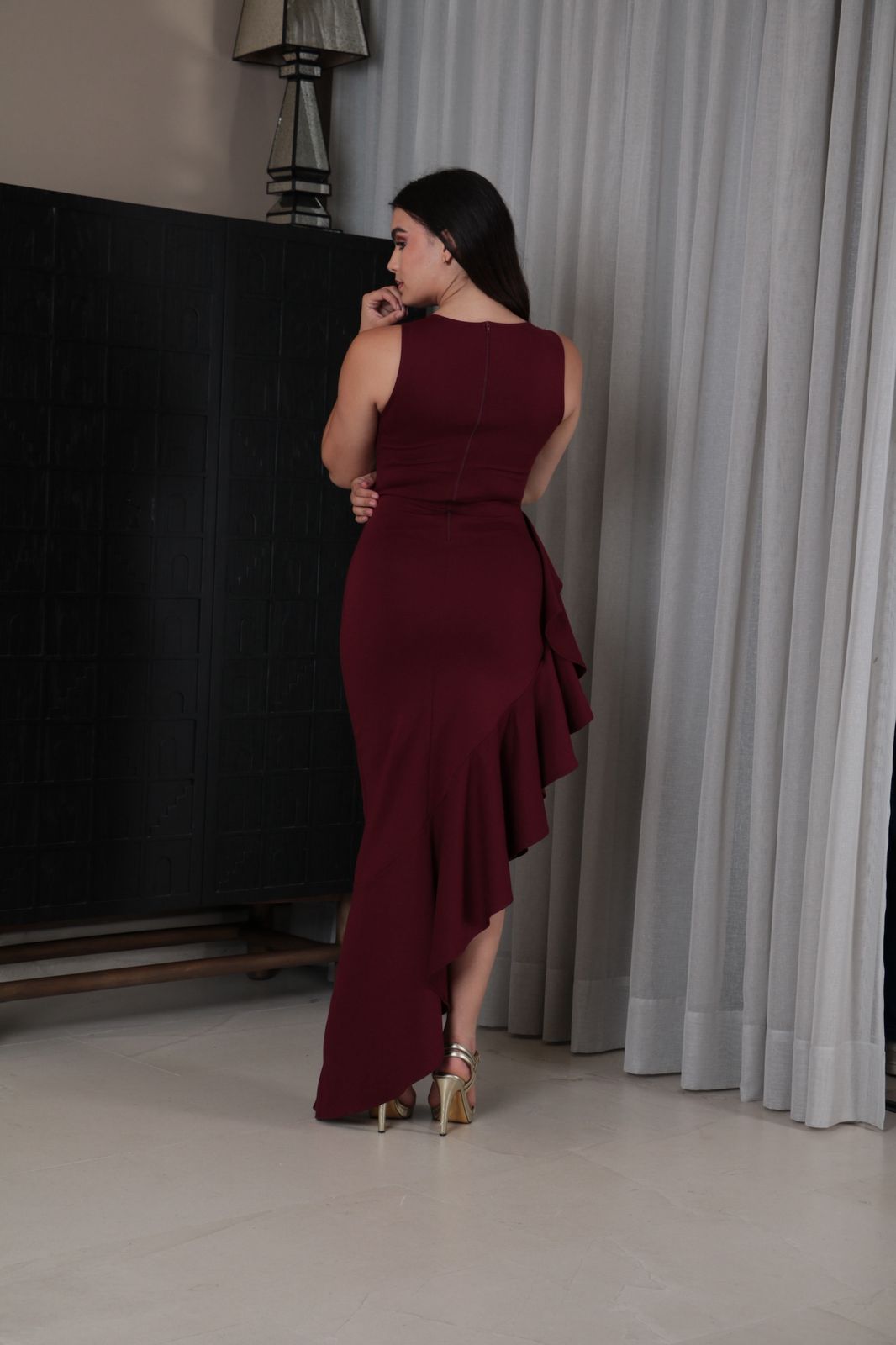 Vestido vino escarolas lateral