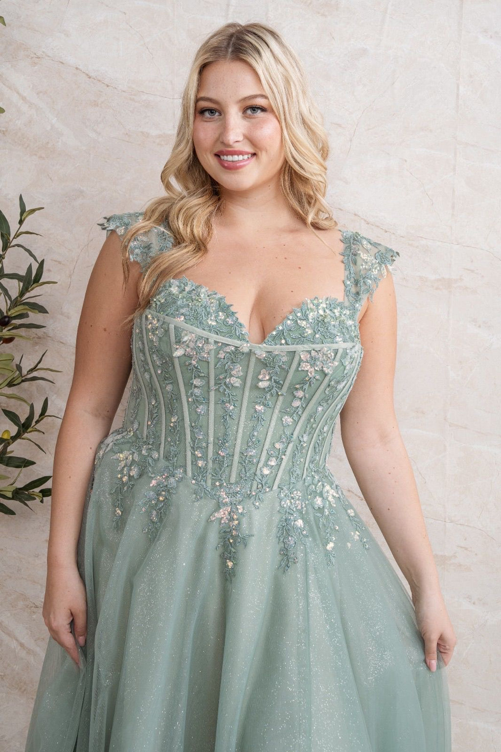 Vestido verde menta corte princesa corsé apliques