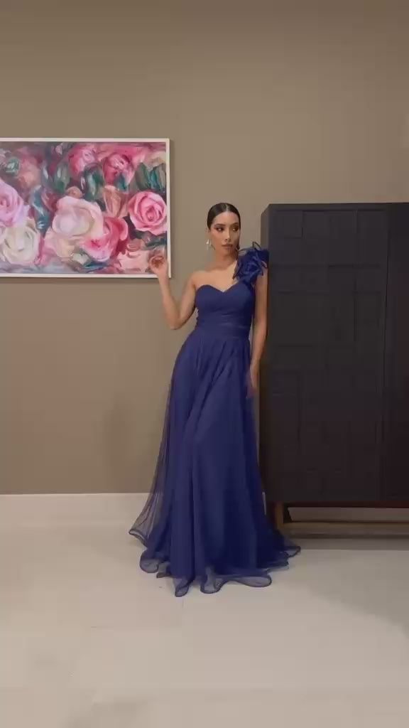 Vestido azul marino hombro escarolas Tul